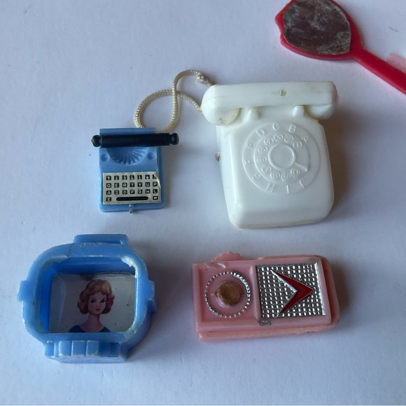 8 Barbie outfits and accessories - Picture 10 of 16